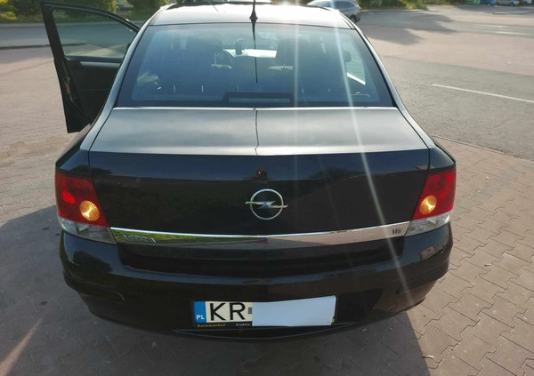 Opel Astra cena 14200 przebieg: 165970, rok produkcji 2008 z Kraków małe 106
